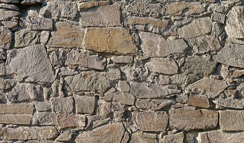 Detail van de historische middeleeuwse stadsmuur van natuursteen in Maagdenburg