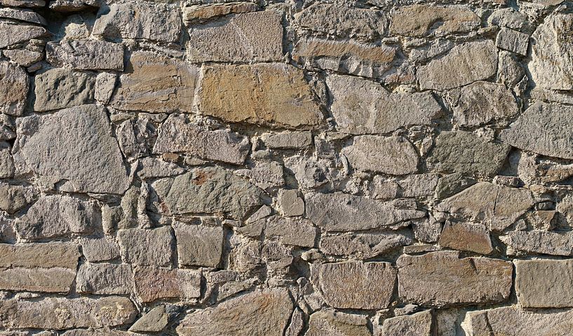 Detail der historischen mittelalterlichen Stadtmauer aus Naturstein in Magdeburg von Heiko Kueverling