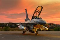 F 16 Fighting Falcon Straaljager tijdens zonsondergang. Afscheidsvlucht