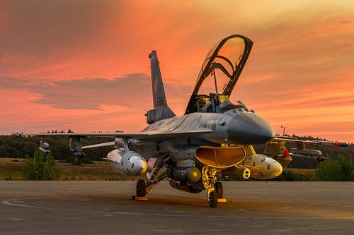 F 16 Fighting Falcon Straaljager tijdens zonsondergang. Afscheidsvlucht