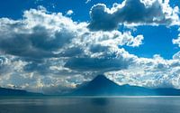  Vulkaan aan het meer van Atitlan von Loraine van der Sande Miniaturansicht