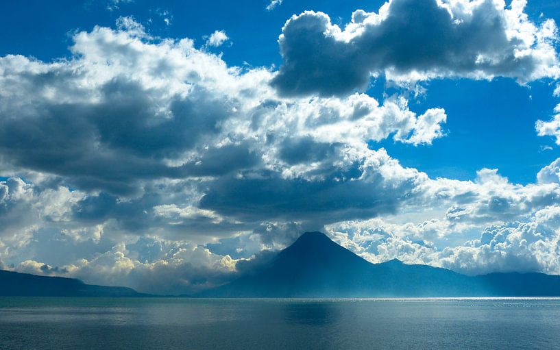  Vulkaan aan het meer van Atitlan par Loraine van der Sande