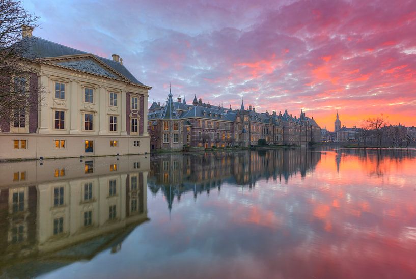 Mauritshuis Museum,  Binnenhof en Hofvijver in Den Haag na zonsondergang van Rob Kints