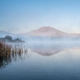 Stille mysterieuze zonsopkomst aan het water van John van de Gazelle fotografie