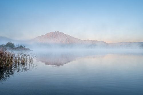 Stille mysterieuze zonsopkomst aan het water van John van de Gazelle fotografie