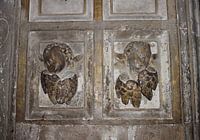 Gebeeldhouwde engelen op een deur van een kathedraal in Sevilla