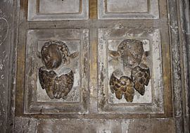Skulpturen von Engeln auf einer Tür einer Kathedrale in Sevilla von Anna van Leeuwen