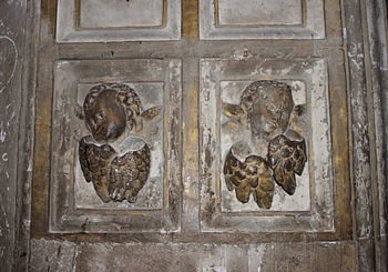 Gebeeldhouwde engelen op een deur van een kathedraal in Sevilla