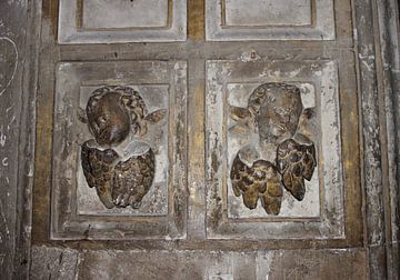 Anges sculptés sur la porte d'une cathédrale à Séville sur Anna van Leeuwen