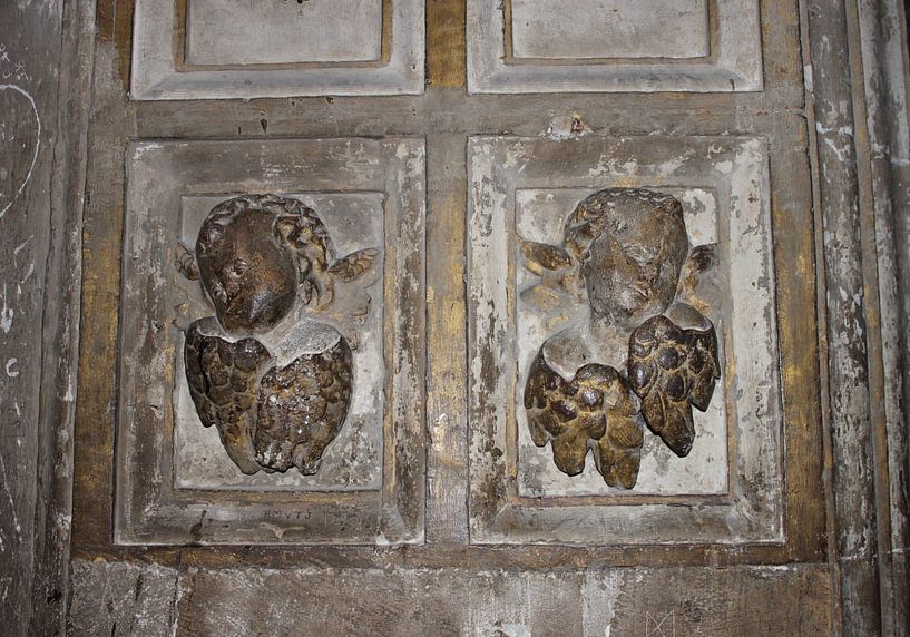 Anges sculptés sur la porte d'une cathédrale à Séville par Anna van Leeuwen