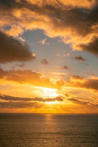 Zonsondergang over de zee in de Algarve, Portugal