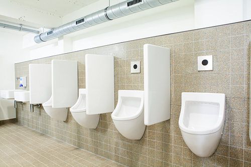 Urinoirs bij de mannen toilet