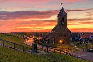Sonnenaufgang an der Mariakirche in Wierum