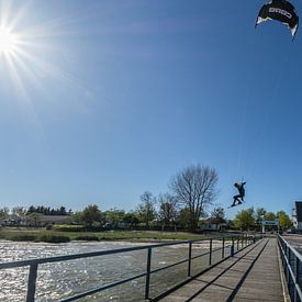 Kitesurfer springt over brug, Dranske van GH Foto & Artdesign
