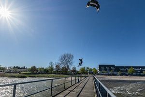 Kitesurfer springt über Brücke, Dranske