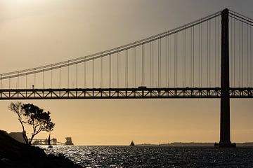 Ponte 25 de Abril van Harald Stein