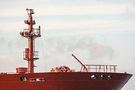 Schiffe in Fahrt im Hafen von Amsterdam. von scheepskijkerhavenfotografie