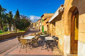 Vue d'un café-restaurant vide dans la vieille ville d'Alcudia, Majorque, Espagne.