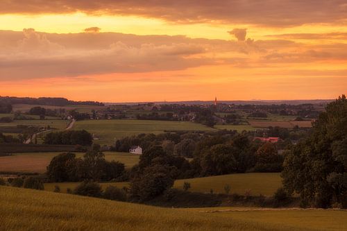 Zonsondergang boven Vijlen in Zuid-Limburg