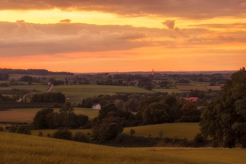 Zonsondergang boven Vijlen in Zuid-Limburg van John Kreukniet