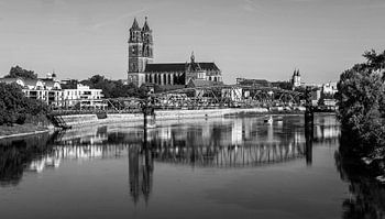 Magdeburg mit Altstadt-Skyline und historischer Hubbrücke