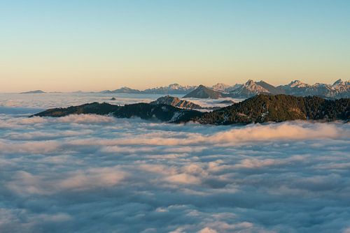 Allgäuer bergzicht boven de zee van mist tijdens inversieweer