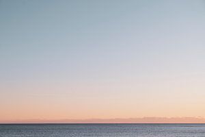 Rosaroter Sonnenuntergang im Winter auf der Insel Møn in Dänemark - Natur- und Reisefotografie