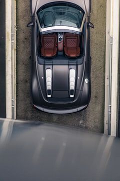Audi R8 V10 in een Stijlvolle Parkeergarage met Zacht Licht van Sebastiaan van 't Hoog