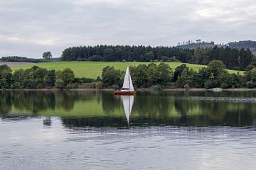 Diemelsee with sail dinghy, Germany von Jaap Mulder