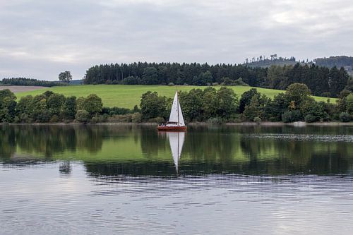 Diemelsee met zeilbootje, Duitsland