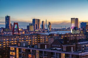 Skyline van Rotterdam tijdens de zonsondergang van Mark De Rooij