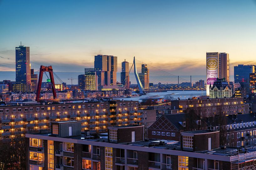 Skyline van Rotterdam tijdens de zonsondergang par Mark De Rooij