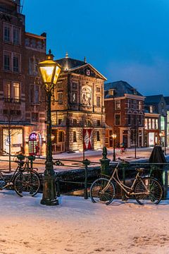 Leiden - De waag in een sneeuwbui (0100) van Reezyard