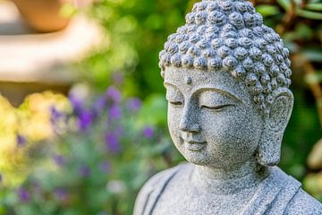 Sculpture de Bouddha dans le jardin sur Poster Art Shop