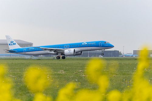 KLM Cityhopper stijgt op vanaf Schiphol