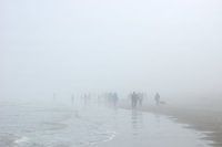 Strandbesucher im Nebel