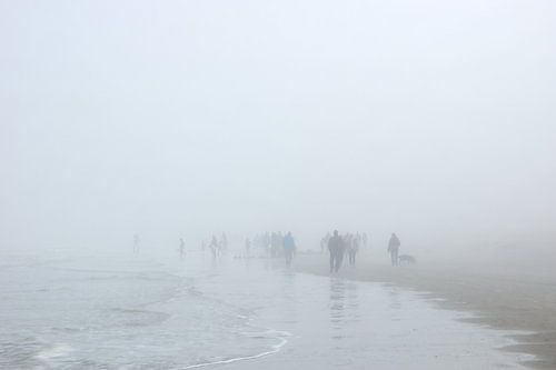 Strandbesucher im Nebel