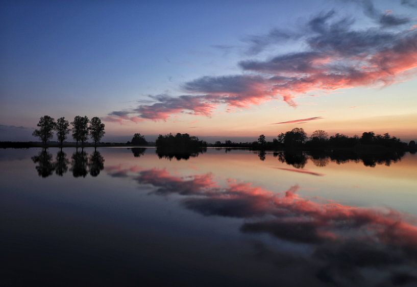 Reflexion des Sonnenuntergangs im Wasser. von Hester Hielkema