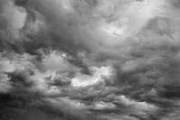 Donkere wolken in zwart wit