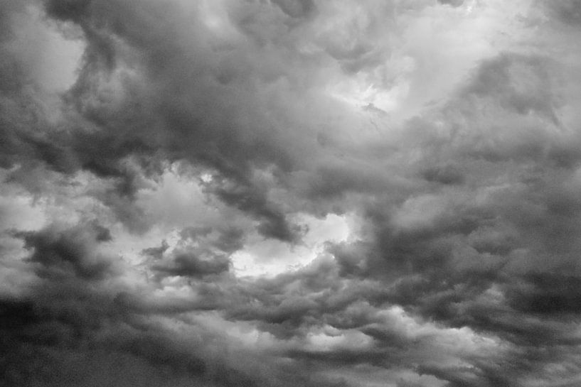 Donkere wolken in zwart wit von Mark Verheijen