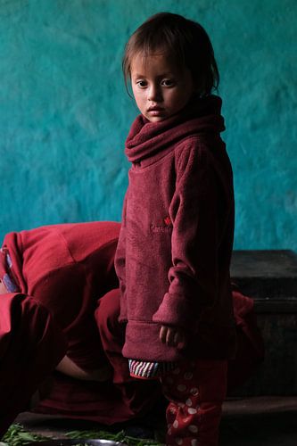 Kinder-Nonne im tibetisch-buddhistischen Kloster