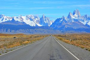 Straße mit schneebedeckten Gipfeln Argentinisches Patagonien von My Footprints