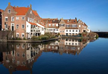 Spiegeling van huizen in het water. van Maurice de vries