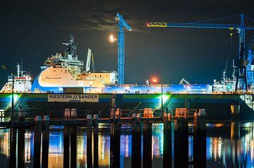 Aurora Thunder im Hafenbecken bei Nacht mit Mond von Jan Georg Meijer
