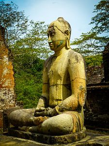 Buddha statue seated around stupa of The Polonnaruwa Vatadage van Inez Wijker