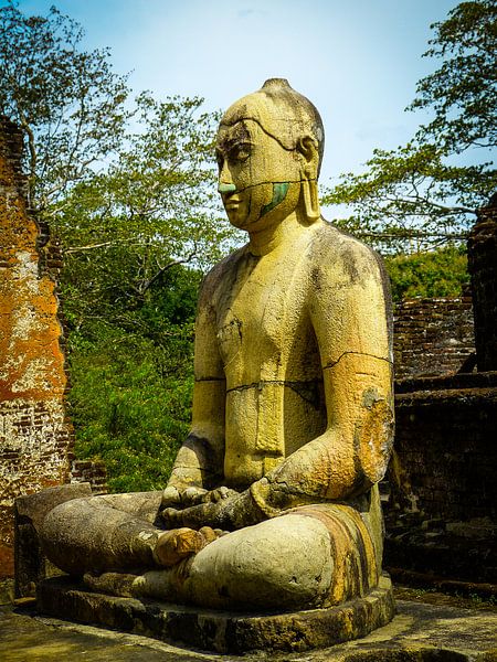 Statue de Bouddha assise autour du stupa du Polonnaruwa Vatadage par Inez Wijker