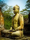 Buddha-Statue sitzend um Stupa des Polonnaruwa Vatadage von Inez Wijker Miniaturansicht