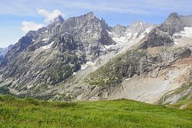 The TMB around Mont Blanc: a spectacular long-distance hiking trail through France, Italy and Switzerland - full of glaciers, peaks, Alpine meadows and magnificent mountain moments.