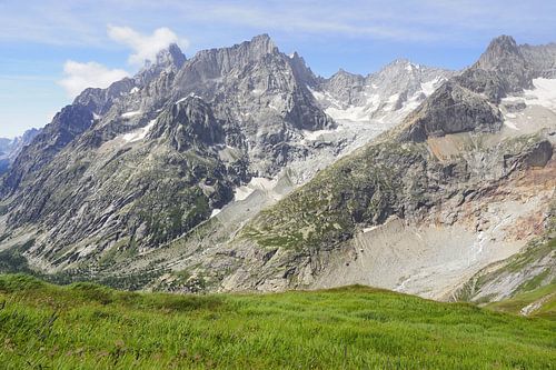 De TMB rond de Mont Blanc: een spectaculaire langeafstandswandelroute door Frankrijk, Italië en Zwitserland - vol gletsjers, bergtoppen, alpenweiden en prachtige bergmomenten.