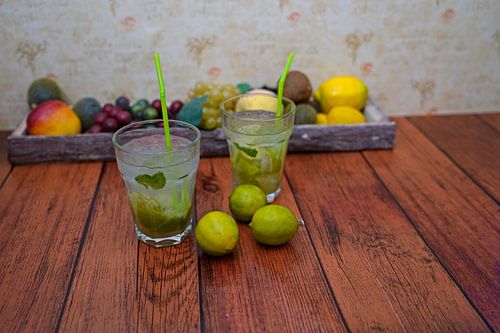 Cocktail met rietsuiker, limoen, rum en munt.
